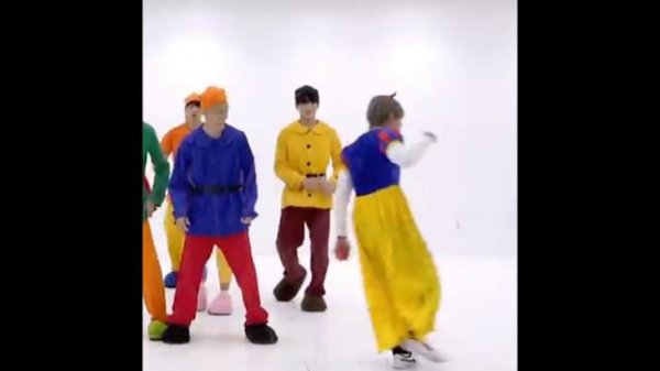 BTS "Go Go" Dance Practice (Halloween ver.) - Тэхён