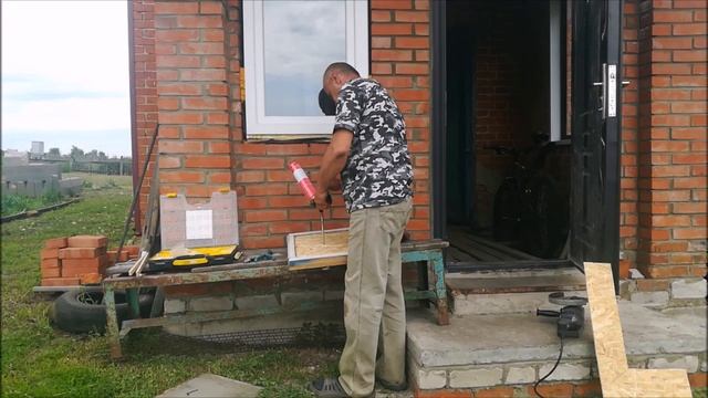 дверца для выхода кур из курятника из доступных материалов часть первая смотреть онлайн