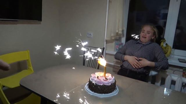 День рождения Дарины - 16 лет. Загадывает желание и получает подарки! 14.03.22. смотреть онлайн