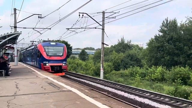 Эп2д 0085 «Рекс экспресс» сообщением Москва(Курский вокзал)-Серпухов несётся по Кутузовской. смотреть онлайн