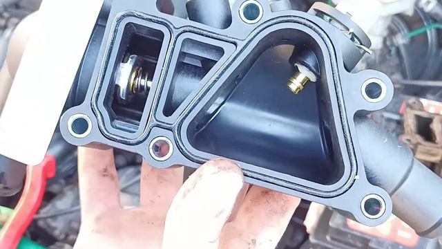Wymiana obudowy z termostatem i czujnikiem temperatury. Ford Ka - Budżetowe naprawy garażowe odc.10 смотреть онлайн