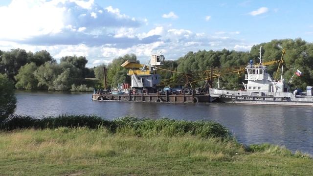 Буксир-толкач РТ-425 ведет плавкран ПК-2090 вверх по Москва-реке смотреть онлайн