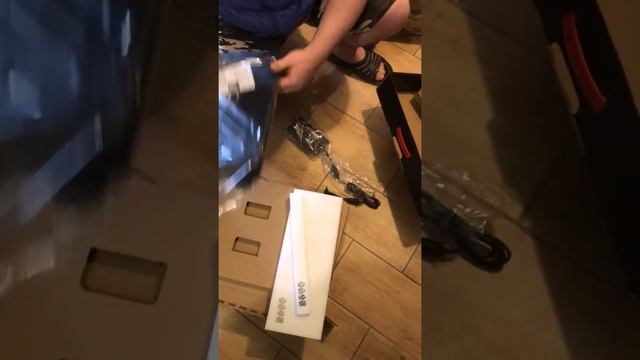Распаковка ноутбука MSI с Computeruniverse в присутствии курьера. смотреть онлайн