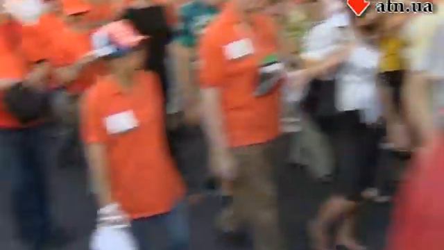 13.6.12 - Болельщики идут маршем к стадиону «Металлист» смотреть онлайн