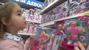 Шоппинг в Магазине игрушек Кормим животных VLOG