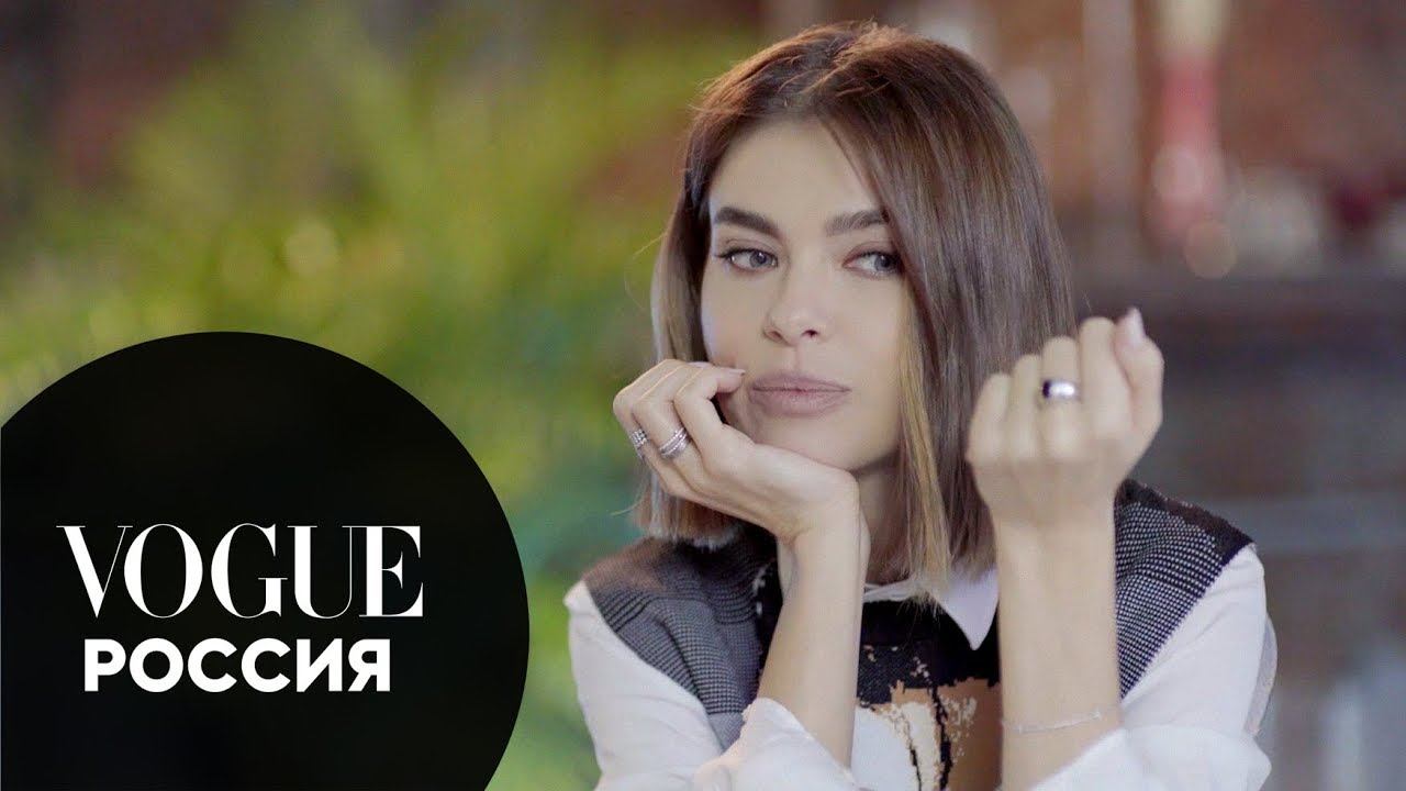 Что в сумке у Елены Темниковой? | Vogue Россия смотреть онлайн