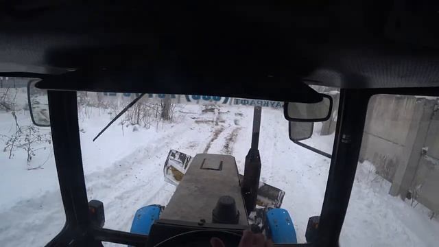 Вид из кабины мтз. Чистим дороги и территорию. смотреть онлайн