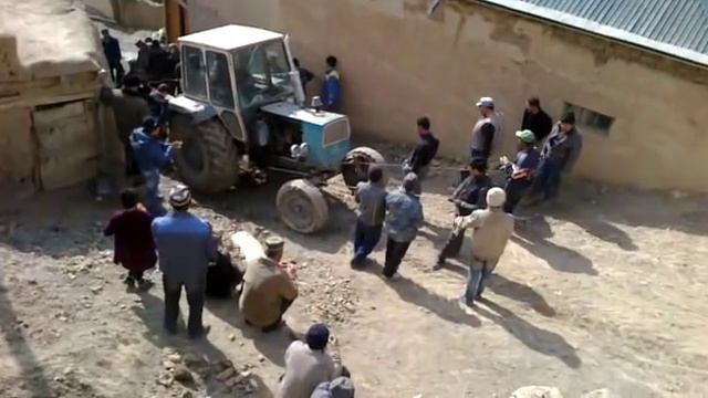 Таджики сильнее любого танка!! Таджикистан Айни Зоосун! смотреть онлайн