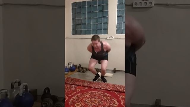 23.03.23 Приседания Гаккеншмидта 32 кг= 30 раз ( делал впервые ) смотреть онлайн