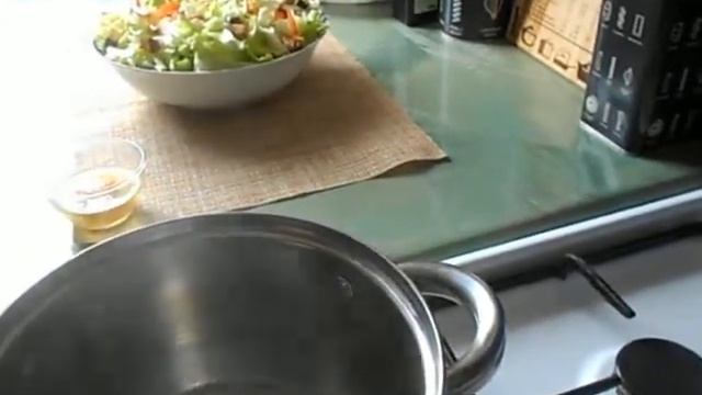 Салат с яйцом пашот/Вкусно смотреть онлайн