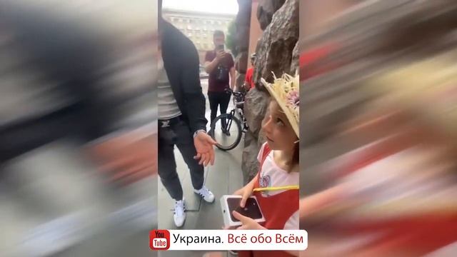 Блогер на публику подарил телефон, а потом выдрал из рук ребенка Олександер ВОЛОШИН смотреть онлайн