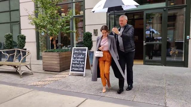 Emilia Clarke gets the umbrella valet treatment leaving the Crosby Hotel in New York City! смотреть онлайн