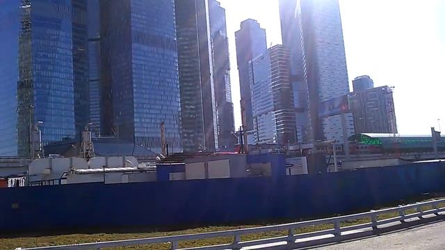 12.04.2018 на Москва-Сити вывалили кучи строительного мусора