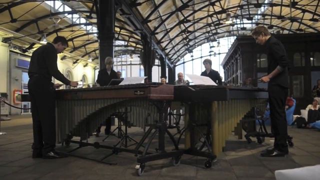Uitvoering van Canto Ostinato van Simeon ten Holt op het station in Leeuwarden смотреть онлайн