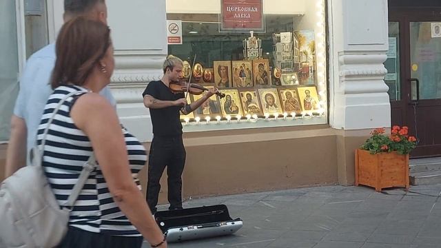 Выступление скрипача на Никольской улице (05.08.22) смотреть онлайн