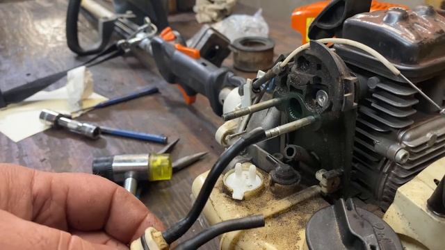 Fuel line repair/replacement on Stihl FS-90R weed trimmer смотреть онлайн