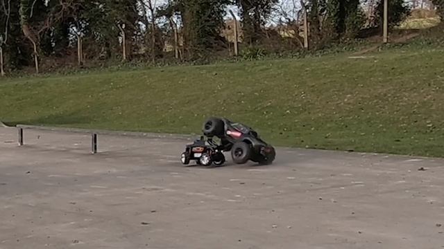 $1000 vs $99 RC Car Test with Demolition Derby смотреть онлайн