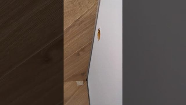 Започваме монтаж на ламинат  на стена по диагонал