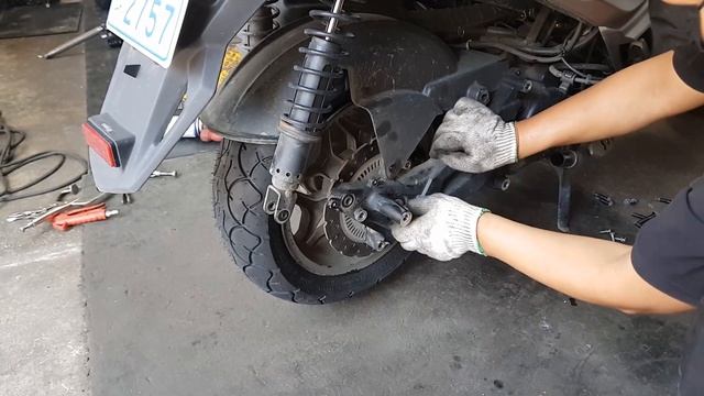 Kymco X Town 300 Motorcycle Scooter Rear Wheel Tire change смотреть онлайн