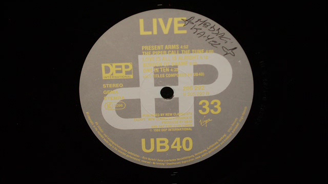 UB 40 - PRESENT ARMS (LIVE) смотреть онлайн