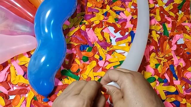 Popping Fun with Colorful mini balloons play and Fun big balloons Bursting Stick Balloon ? смотреть онлайн