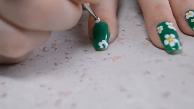 Дизайн ногтей. Ромашки. смотреть онлайн