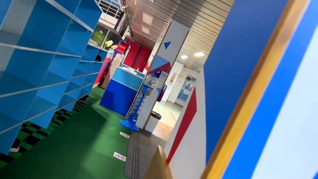 НОЧЬ в закрытом ОГРОМНОМ БАТУТНОМ ПАРКЕ ! 24 часа на батутах челлендж (ЧАСТЬ 4) смотреть онлайн