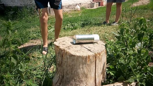 Что будет если разрубить баллончик с газом и бутылку с водой? смотреть онлайн