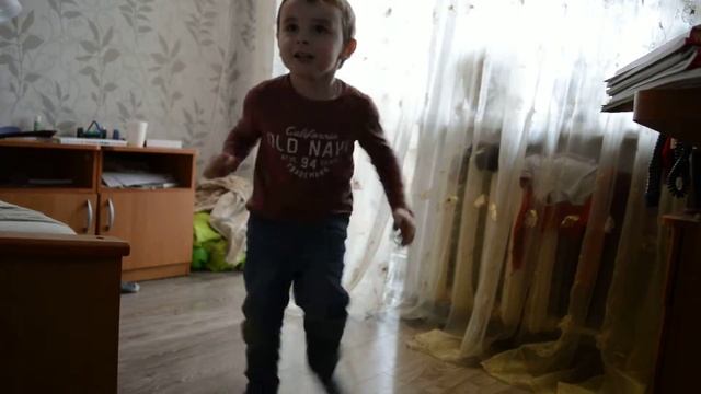 Тёма танцует с Crazy Frog смотреть онлайн