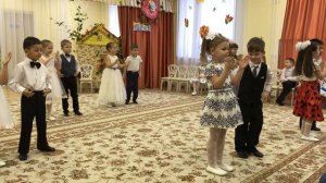 Танец "Хвостики как бабочки"