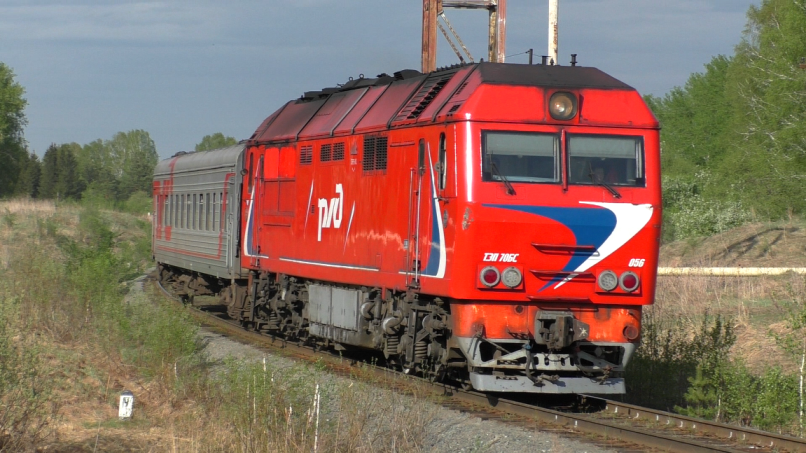 "Инновации от РЖД". ТЭП70БС-056 с пригородным поездом Сосьва Новая - Алапаевск