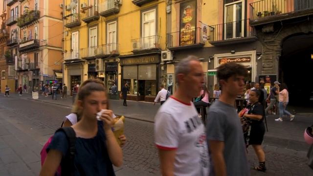 Naples in 4K UHD | Tour of Napoli, Italy смотреть онлайн