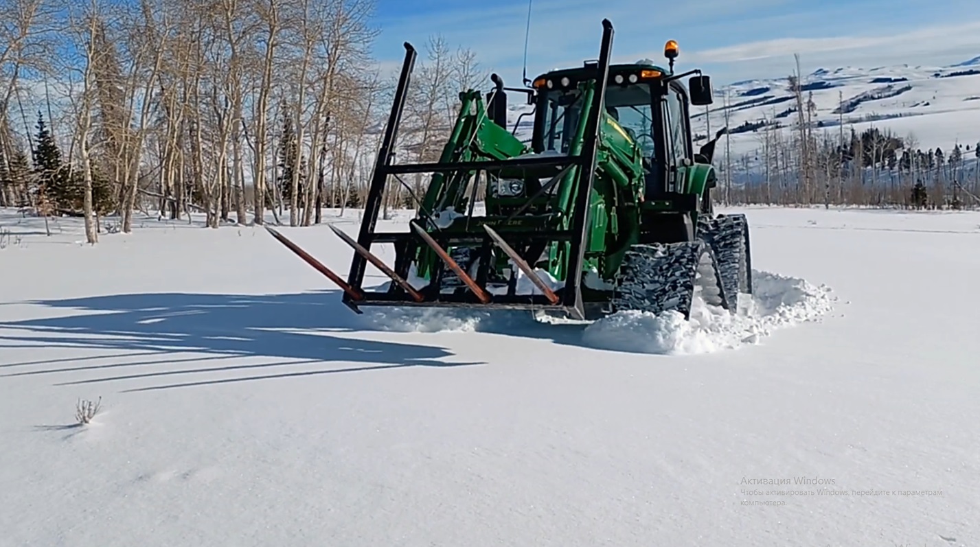 Трактор с гусеничным ходом преодолевает снег смотреть онлайн