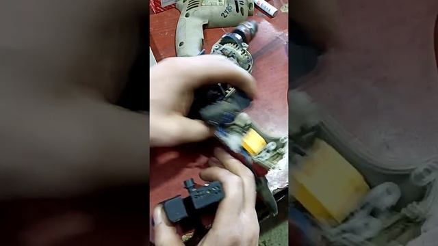 замена выключателя, кнопки, курка дрелей Интерскол. если в новой кнопке больше дырок смотреть онлайн