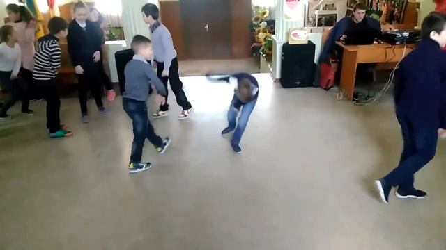 В шк дискач малолетки танцуют смотреть онлайн