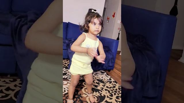 Cute girl dancing Booty Shake (tony kakkar) смотреть онлайн