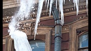 Меры безопасности при сходе снега и падения сосулек с крыш зданий