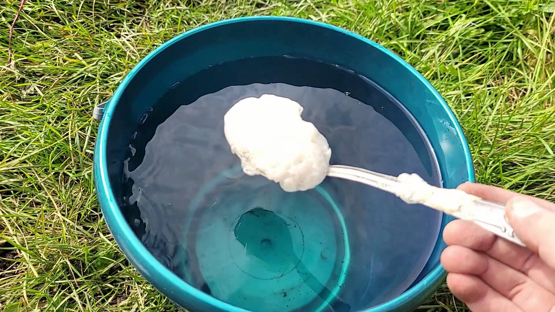 Подкормка на ведро воды и земля как новая, здоровая, плодородная, проливаю землю для большого урожая смотреть онлайн