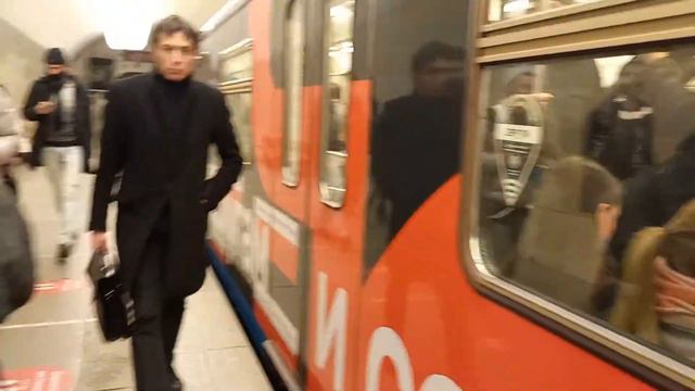 Электропоезд 81-760 В Окраски Услугам и сервисам Москвы На Станций Серпуховская// 1 марта 2022 смотреть онлайн