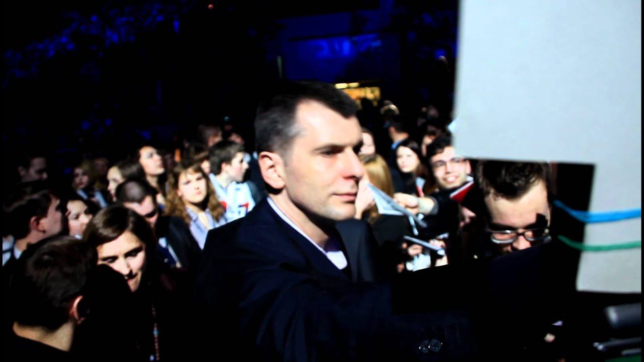 Михаил Прохоров раздает автографы смотреть онлайн
