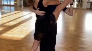 Красивый парный танец.