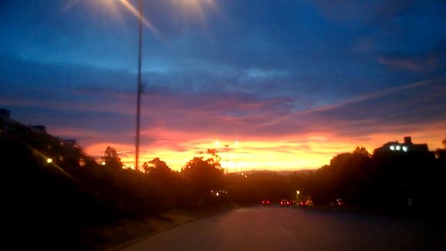VID1 -Vue du ciel Alger à l'aube sur l'autoroute (source de lumière)..جمال سماء الجزائر смотреть онлайн