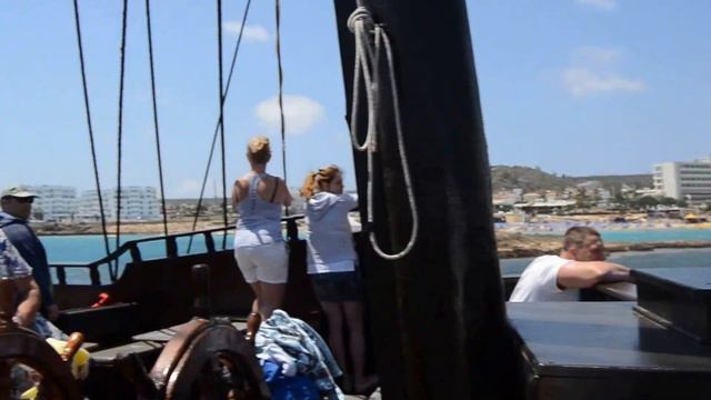 Пиратский корабль в Айя Напа, Кипр в мае.The Black Pearl,Pirate ship in Ayija Napa,Cyprus in may смотреть онлайн