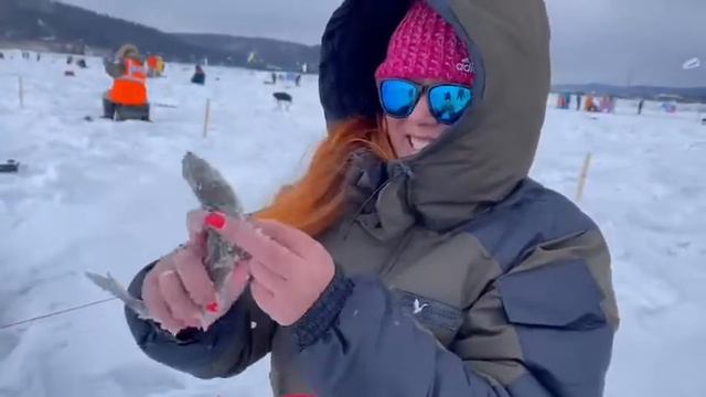 Легендарная Байкальская рыбалка 22 года. Валя поймала хариуса. Радость смотреть онлайн