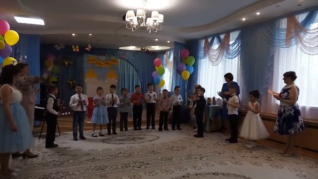 Выпускной в садике, песня и игра на музыкальных инструментах смотреть онлайн