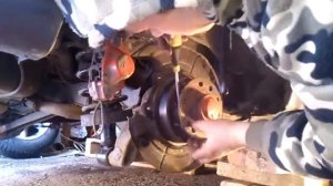 Одеваем пружинку на колодки ручника OVB