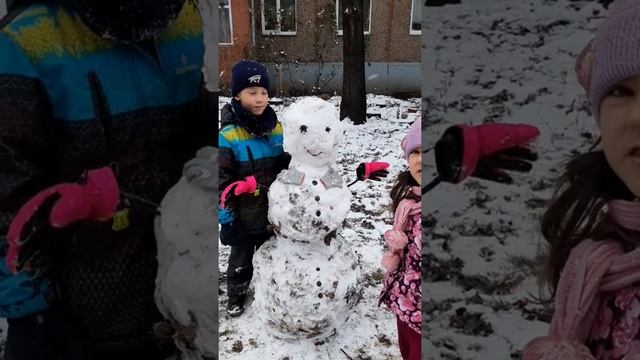 ЛЕПИМ СНЕГОВИКА ИЗ СНЕГА С ПАПОЙ. ДЕТИ ЛЕПЯТ СНЕГОВИКА С ПАПОЙ. ❄☃️⛄ 2020 смотреть онлайн