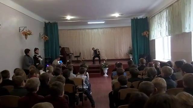 Саша Крекнин на баяне в 1школе смотреть онлайн