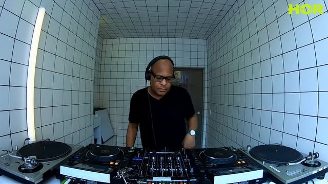 DJ T-1000 / May 20 / 6pm-7pm смотреть онлайн