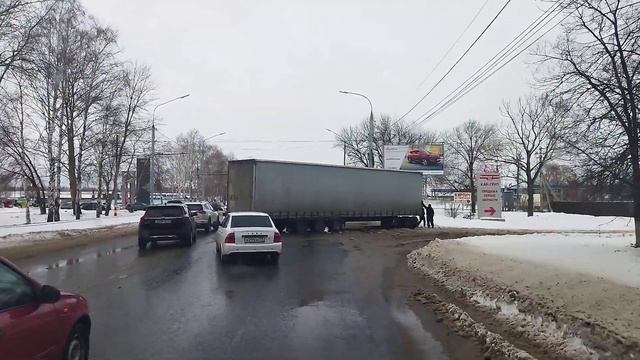 Пробка в сторону выезда. Фура при развороте у вещевого рынка на Московском шоссе застряла в снегу